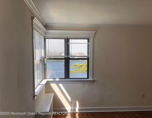 304 Deal Lake Dr, Tinton Falls, NJ