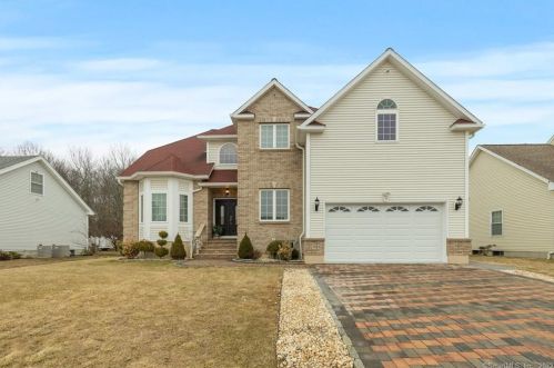 39 Red Maple Ln, Waterbury, CT 06704-1288