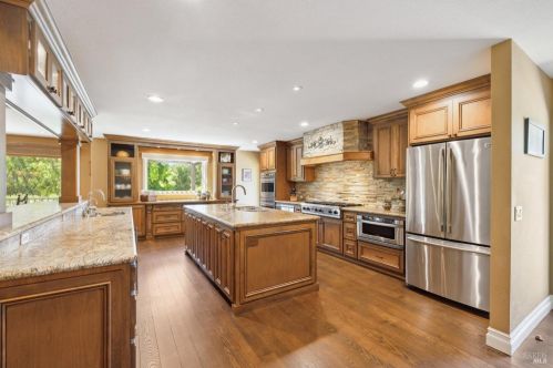 213 Chiquita Rd, Healdsburg, CA 95448-9055