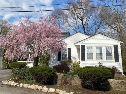 11 Oakhurst Ave, Providence, RI 02911-1041