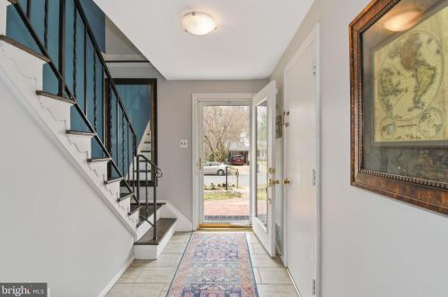 6717 Holford Ln, Springfield VA  22152-2935 exterior