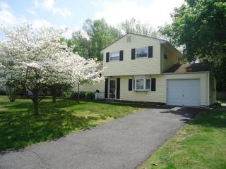 9 Garrett Pl, Middletown, NJ 07748-1512