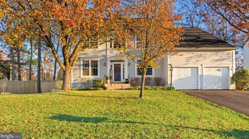 8245 Katie Lynn Ct, Gainesville, VA 20155-2911