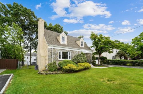 16 Pitney St, Town Center, NJ 07052-2019