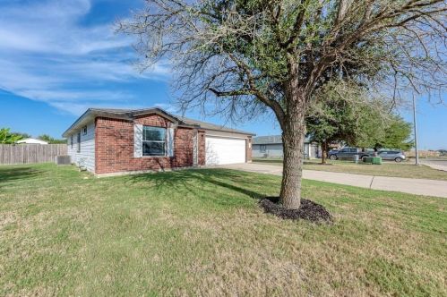 273 Town Lake Bnd, Uhland TX  78640-5171 exterior