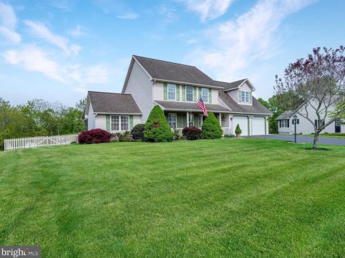 6 Meade Dr, Carlisle PA  17013-8124 exterior