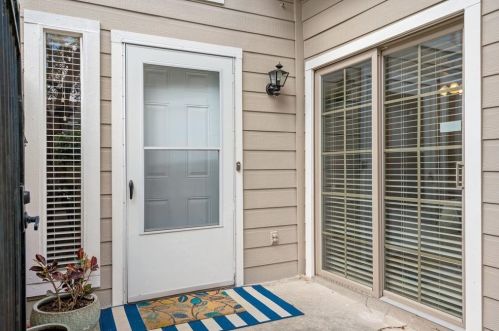 2139 Country Villa Dr, Carrollton, TX 75006-4715