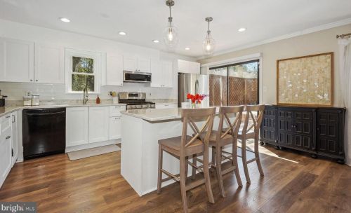 9001 Golden Sunset Ln, Springfield, VA 22153-2454