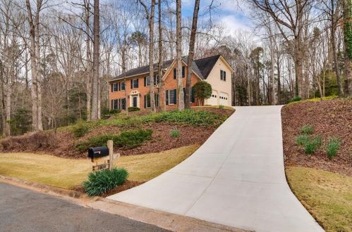 3820 Windhurst Dr, Lilburn, GA 30047-2492
