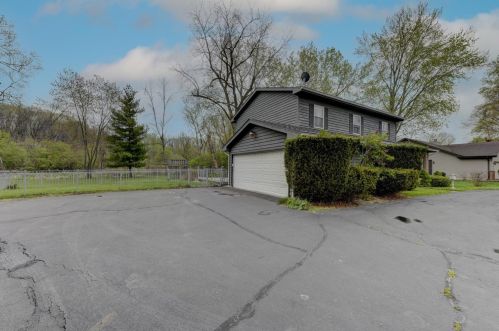 8301 Pine Island Dr, Crown Point, IN 46307-1419