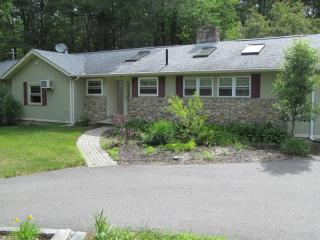 4 Hammar Rd, Nashua, NH 03062-1494