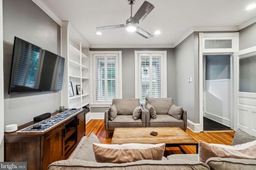 25 Gravers Ln, Philadelphia PA 19118-0041 exterior