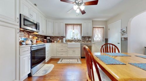 29 Fairfield Ave, Huntington, CT 06484-4005