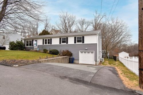 9 Levesque St, Warwick, RI 02886-0751