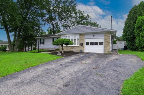 16 Teakwood Dr, Providence, RI 02919-2349