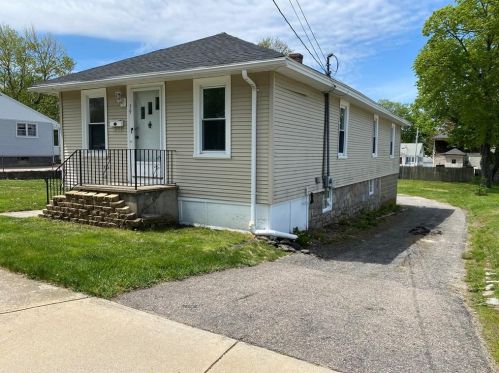 19 Hobart St, Westerly, RI 02891-2306