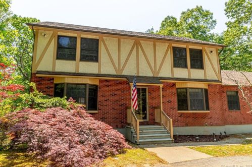 30 Barry Dr, Gales Ferry, CT 06335-1804
