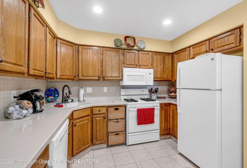 17 Rawson Cir, Tinton Falls NJ 07712-2579 exterior