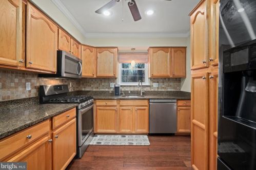 10121 Schoolhouse Woods Ct, Springfield VA  22015-2725 exterior