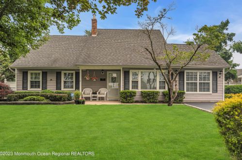 26 Lisa Dr, Hazlet, NJ 07730-2713
