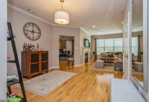 4 Surrey Ln, Flemington, NJ 08822-1547