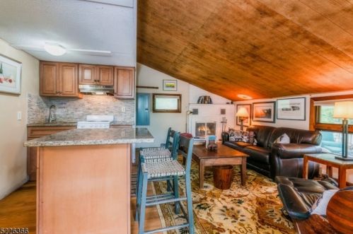 124 Arapaho Trl, Sparta, NJ 07871-3103