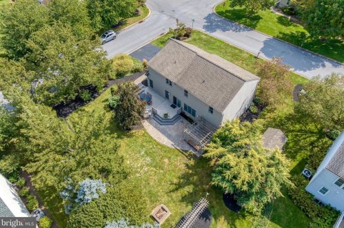 1827 Krystle Dr, Lancaster PA  17602-4149 exterior