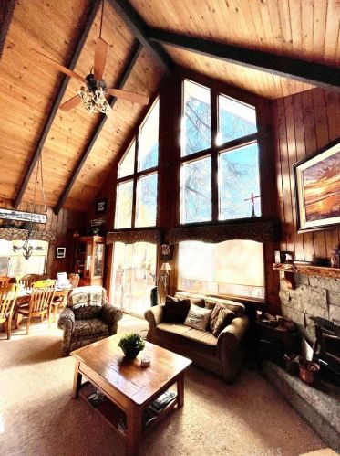 26395 Augusta Dr, Lake Arrowhead, CA 92352-9715