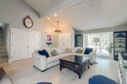 8268 Syracuse Ct, Englewood, CO 80112-3246