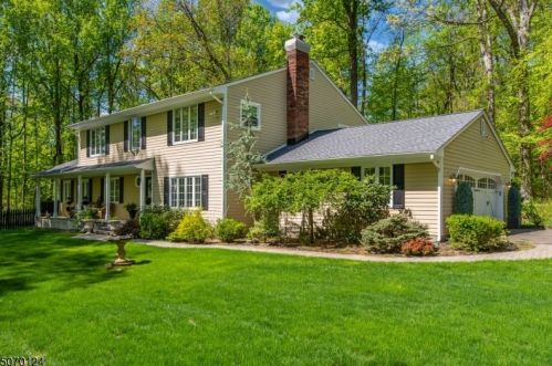 4 Cramer Dr, Chester, NJ 07930-2717