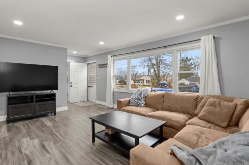 9 Barjune Rd, Norwalk, CT 06851-1502