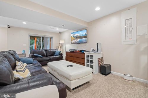 827 Spring Knoll Dr, Herndon VA  20170-3920 exterior