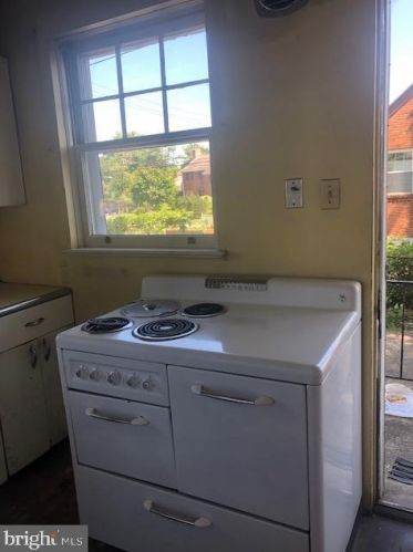 9002 Kimes St, Silver Spring MD 20901-3727 exterior