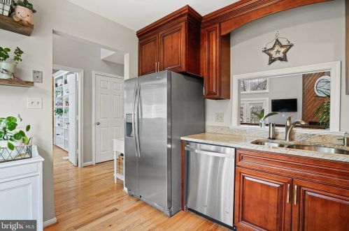 8166 Cliffview Ave, Springfield VA  22153-2622 exterior
