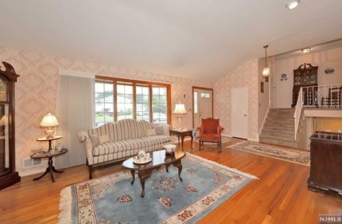 145 Merritt Dr, Oradell, NJ 07649-1822