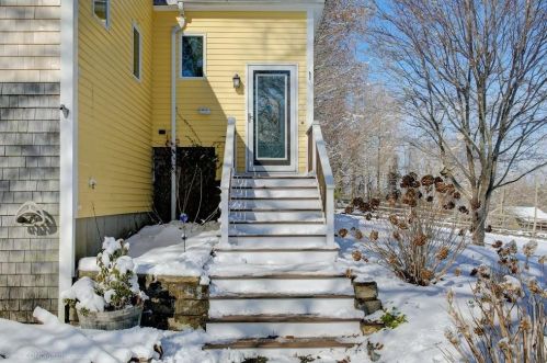 91 Penny Pond Rd, Tiverton, RI 02878-4725