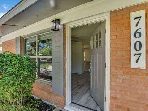 7607 Creston Ln, Austin TX  78752-1326 exterior