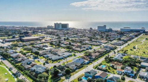 2705 Palm Cir, Galveston, TX 77551-5555