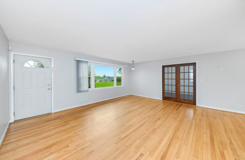 114 59th St, Willowbrook, IL 60527-1718