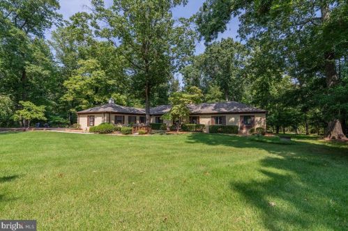 12034 Thomas Ave, Great Falls, VA 22066-1000