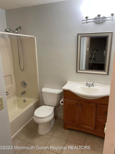 1 Des Moines Ct, Tinton Falls, NJ 07712-3170