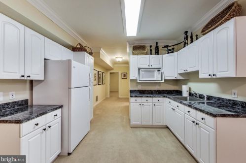 6420 Lake Meadow Dr, Springfield VA  22015-3927 exterior