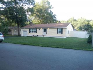 7 Gladys St, Pelham, NH 03076-3318