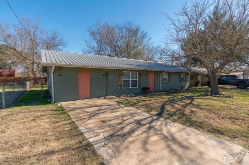 741 9th St, Cooper, TX 75432-3203