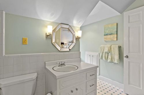 565 Mnr Rdg Dr, Atlanta GA  30305-3511 exterior