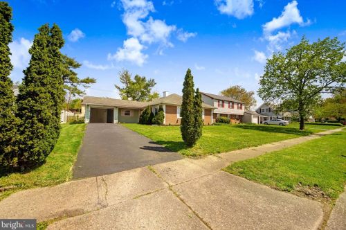 19 Midfield Ln, Willingboro, NJ 08046-2943