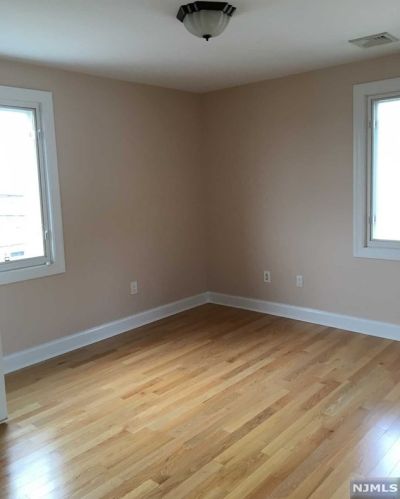74 8th St, Wood-Ridge, NJ 07075-2104