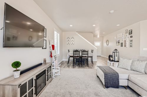 6544 Hvn Maple Dr, Taylorsville UT 84081-4162 exterior