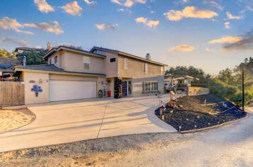 1130 Hamlet Dr, El Cajon, CA 92021-3807