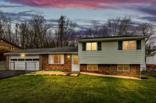 417 Hankey Farms Dr, Noblestown, PA 15071-9472
